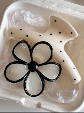 Black & White Polka Dot & Flower Hair Clip Set NEW 🏷️